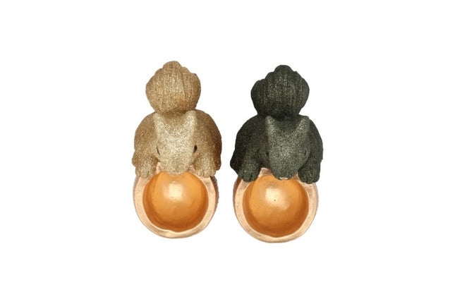 Jingle dark green squirrel, sitting